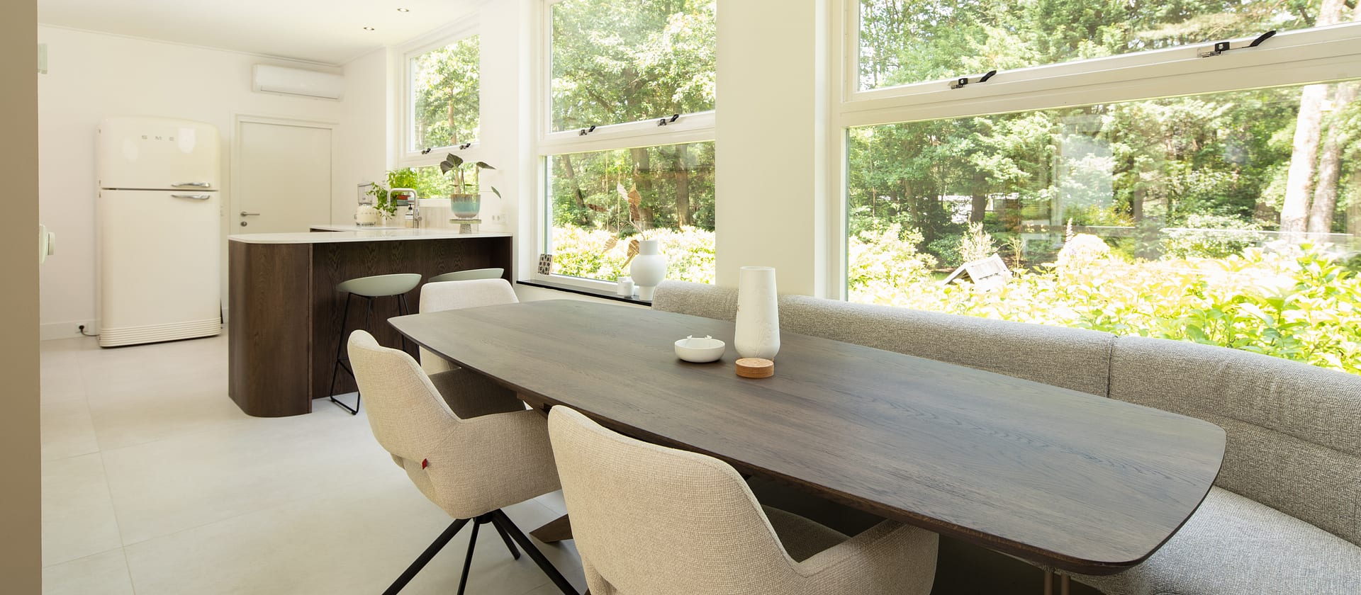 Sfeerfoto: eiken tafel in een woonkamer